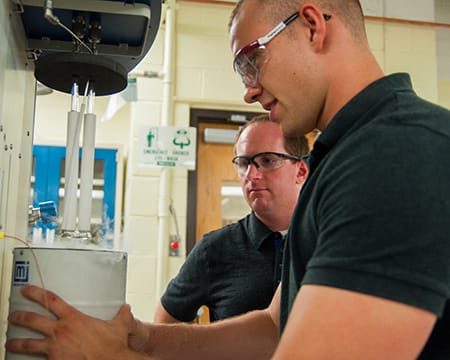 A student and faculty member work on an experiment together.