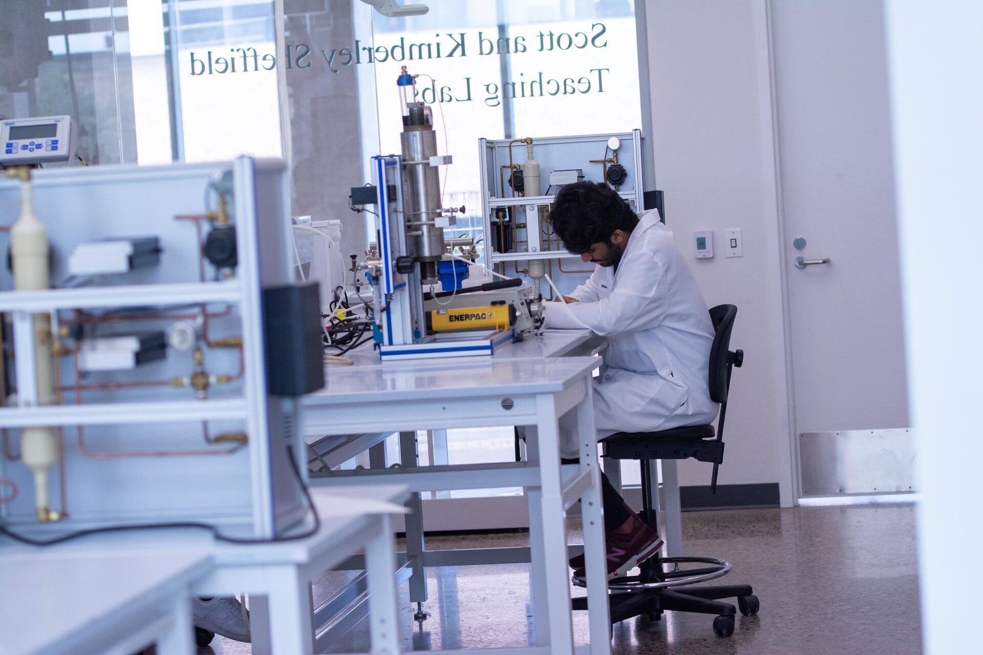 An undergraduate conducts research in a UT PGE lab